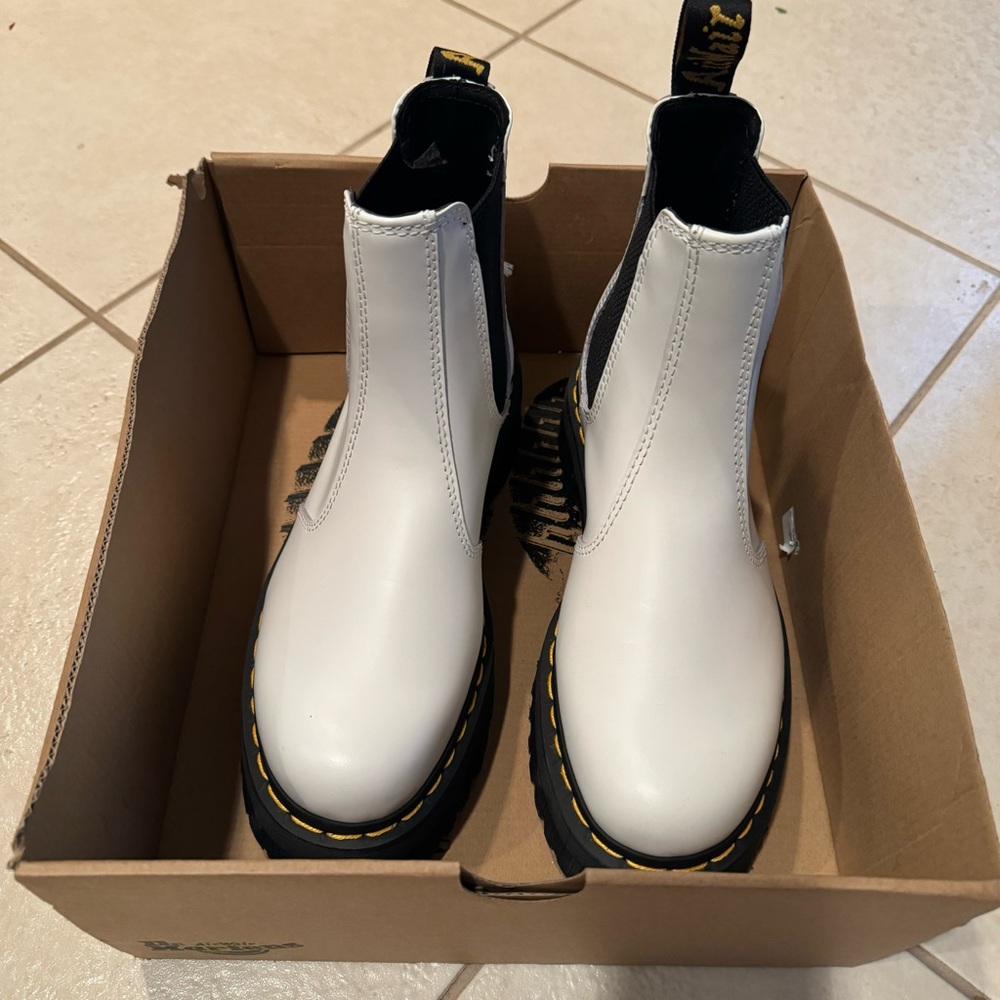 2976 SMOOTH LEATHER PLATFORM CHELSEA BOOTS DR. MARTENS